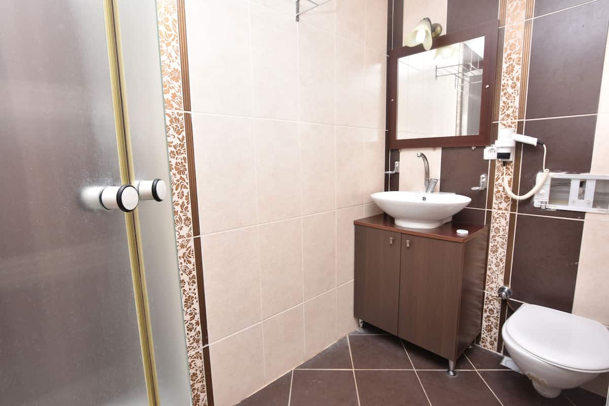 Shower, perlengkapan mandi gratis, pengering rambut, dan sandal