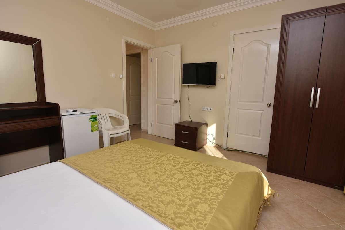 Kamar Triple | Meja kerja, setrika/meja setrika, dan tempat tidur bayi gratis