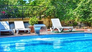 Outdoor pool, pool umbrellas, sun loungers