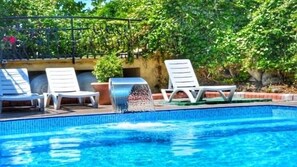 Piscine extérieure, parasols de plage, chaises longues