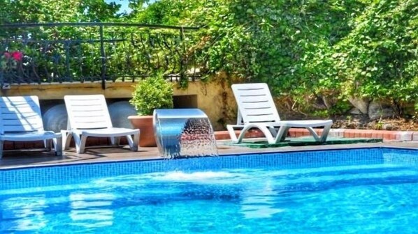 Outdoor pool, pool umbrellas, sun loungers