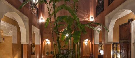 Se sirven desayunos, almuerzos y cenas; cocina local e internacional