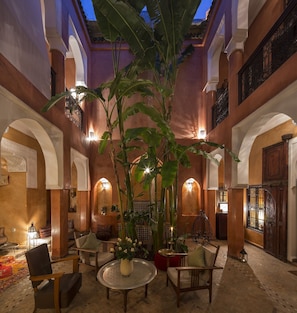 Café da manhã, almoço e jantar; local e internacional