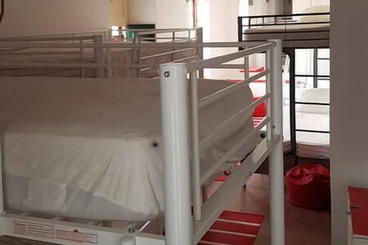 Dormitorio compartido, solo para hombres, baño compartido | Caja de seguridad en la habitación y wifi gratis