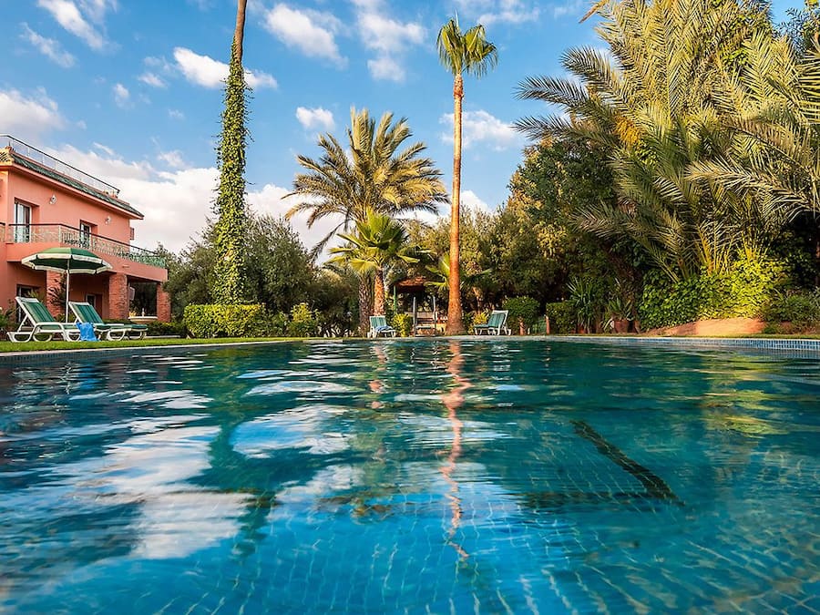 Piscina all'aperto, ombrelloni da piscina, lettini