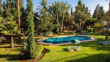 Piscina all'aperto, ombrelloni da piscina, lettini