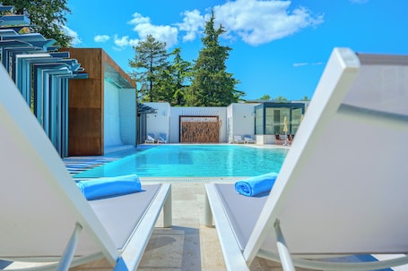 Seasonal outdoor pool, pool loungers. Hotel Alkar