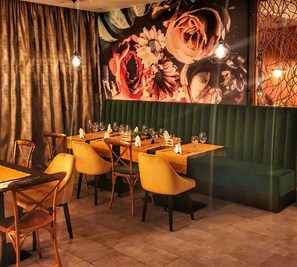 2 restaurants, breakfast, lunch served; local and international cuisine