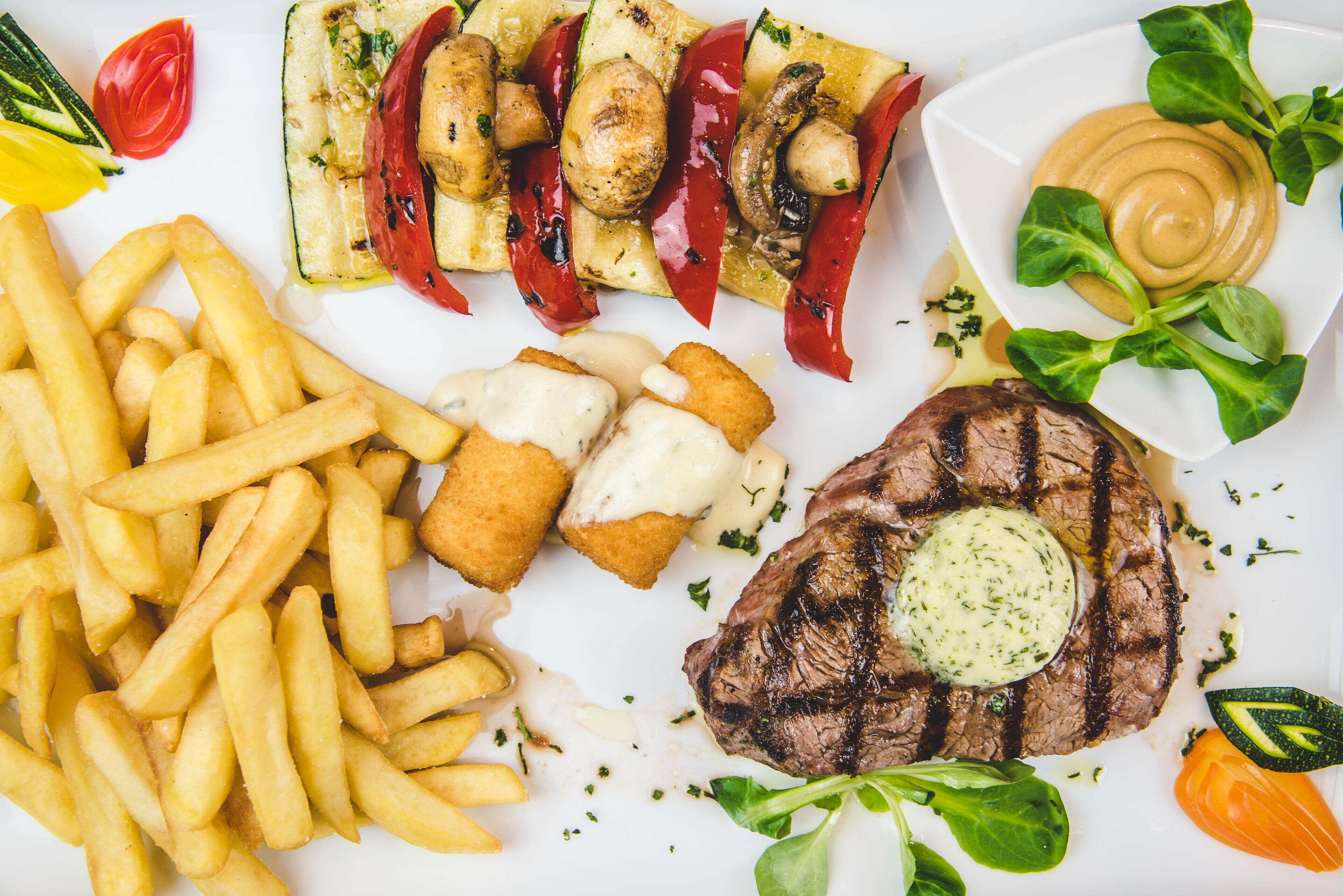 2 من المطاعم، تقديم الإفطار، خيارت الطبخ المحلي والعالمي