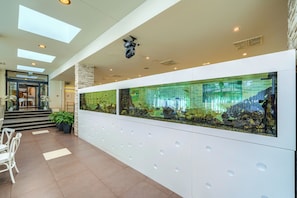 2 间餐厅，供应早餐、午餐和晚餐