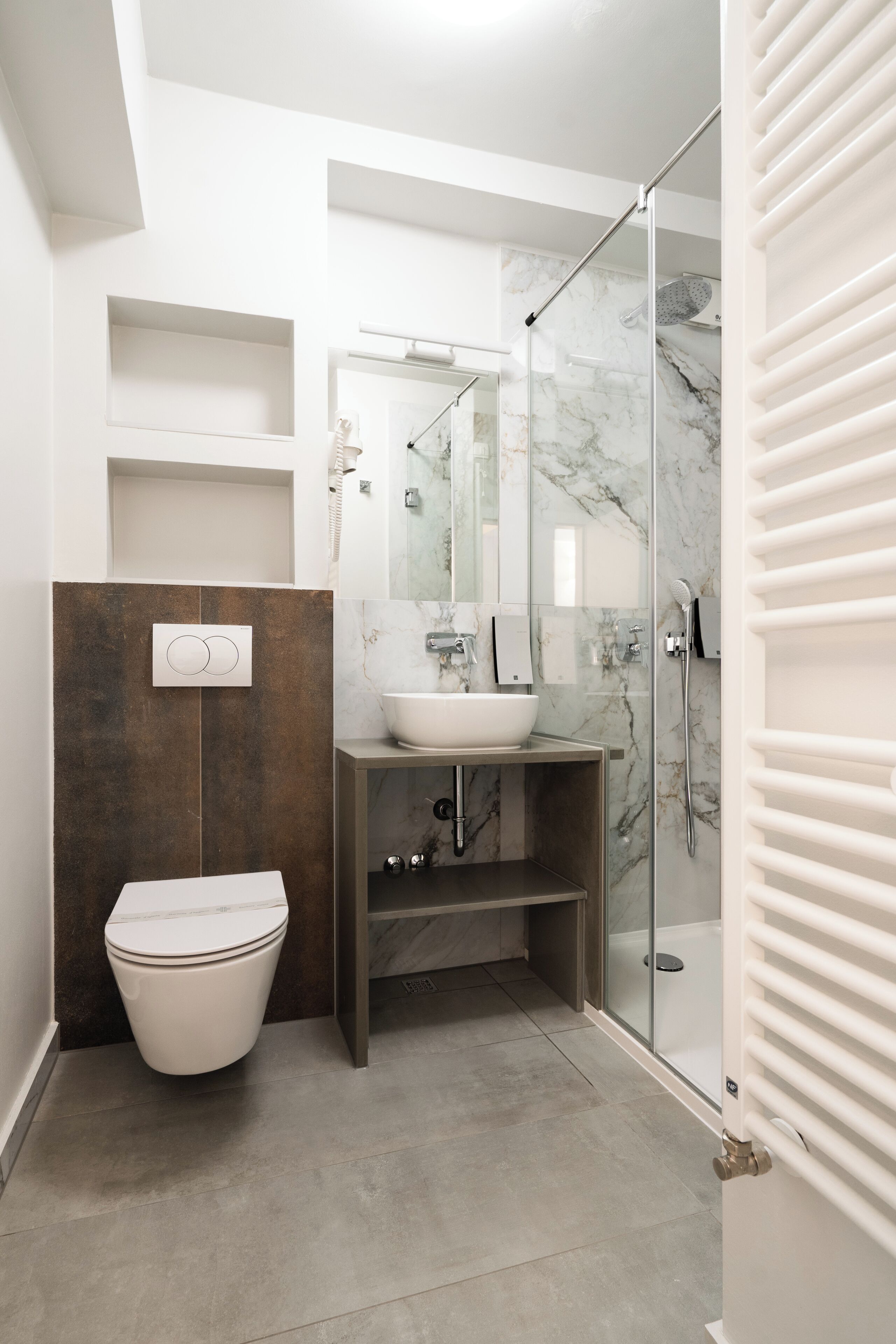 standard single room | bathroom | shower, hair dryer, towels