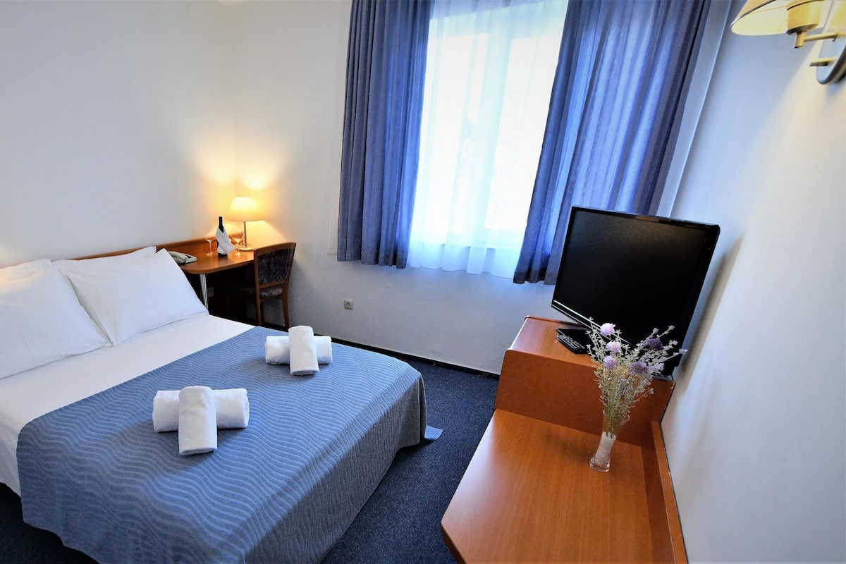 Doppia Standard, vista parco | 1 camera, una scrivania, postazione laptop, Wi-Fi gratuito