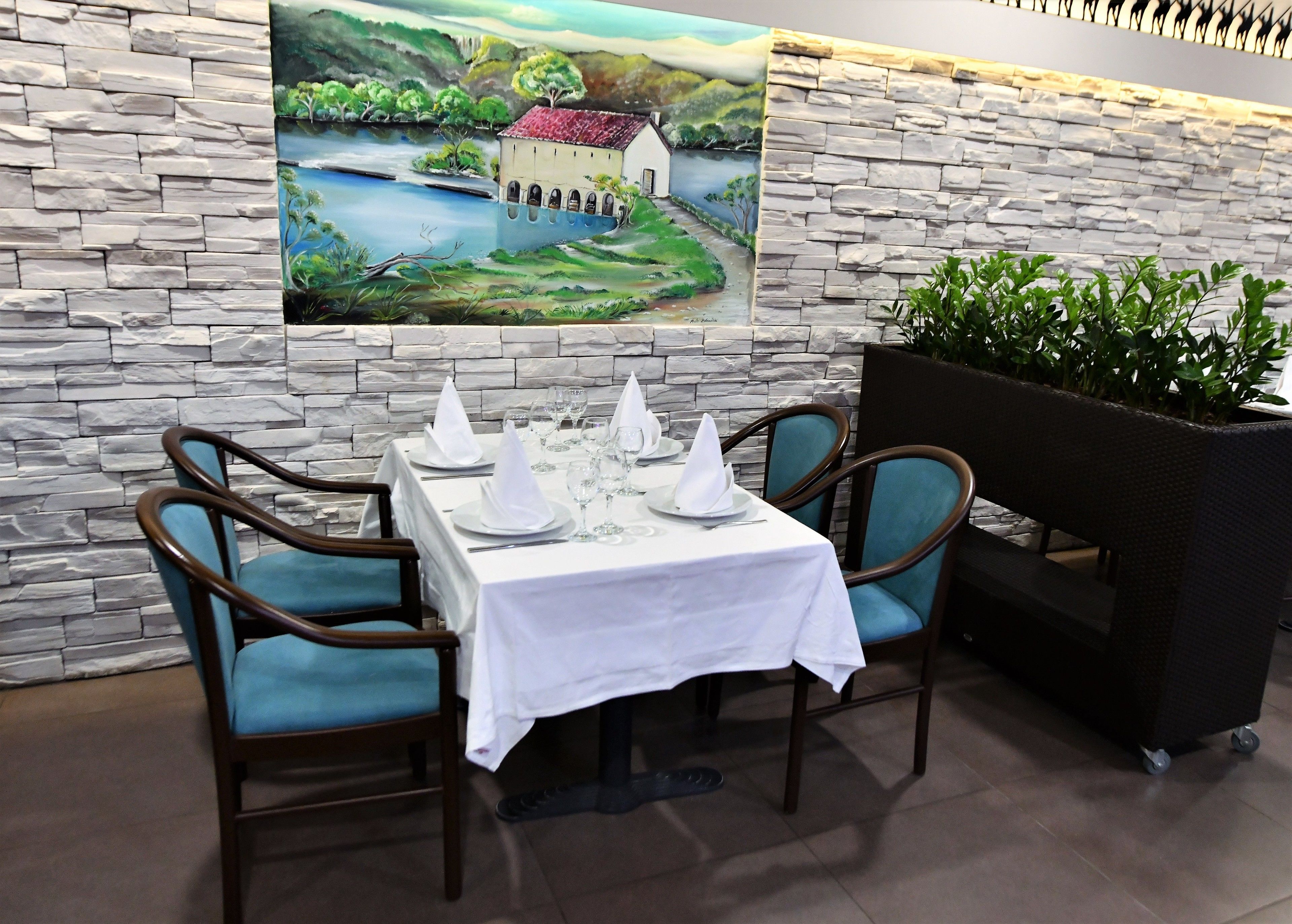 2 restaurants, breakfast, lunch served; local and international cuisine