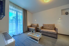 Junior Suite | Living area | 43-inch flat-screen TV with satellite channels - Hotel Alkar (Sinj)