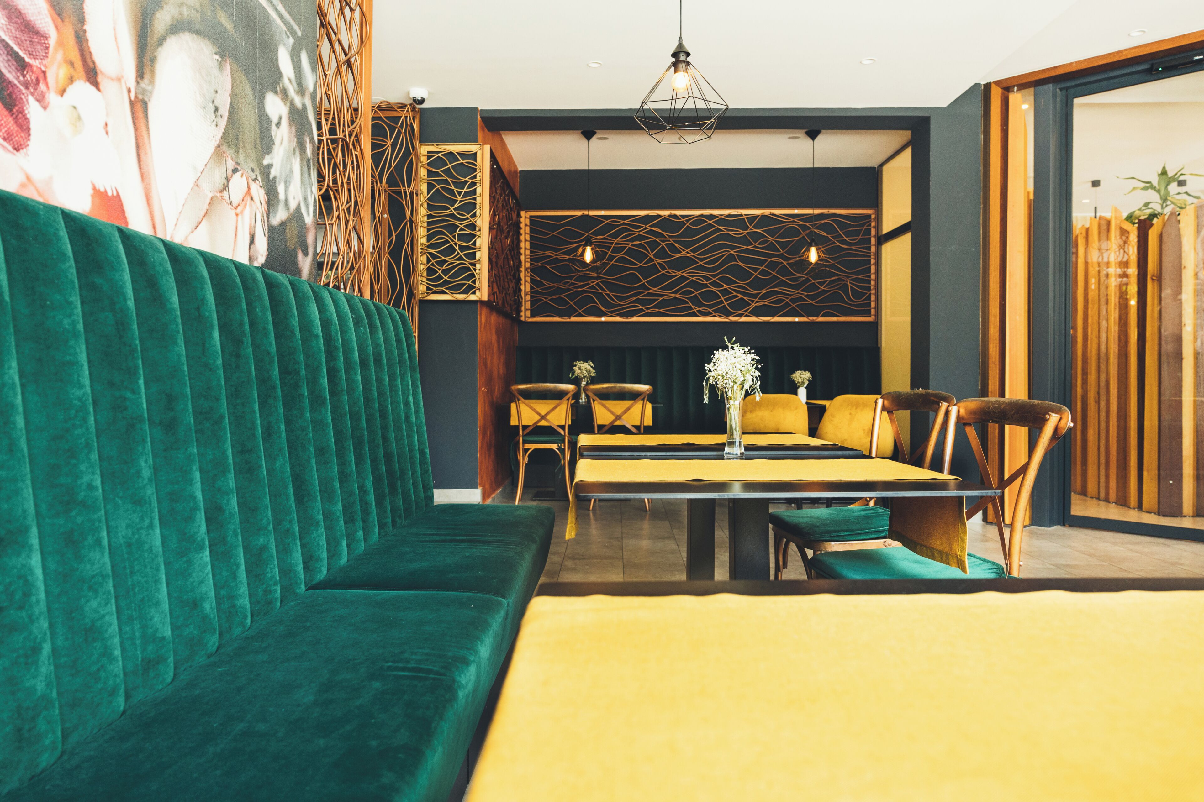 2 restaurants, breakfast, lunch served; local and international cuisine