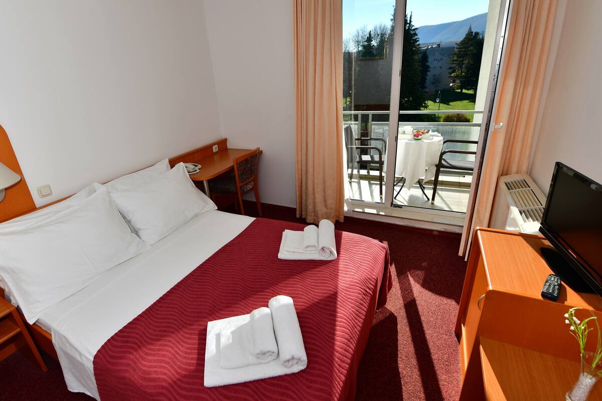 1 bedroom, desk, laptop workspace, free WiFi