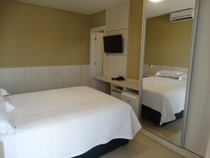 Superior appartement | Een minibar, een kluis op de kamer, een bureau, verduisterende gordijnen