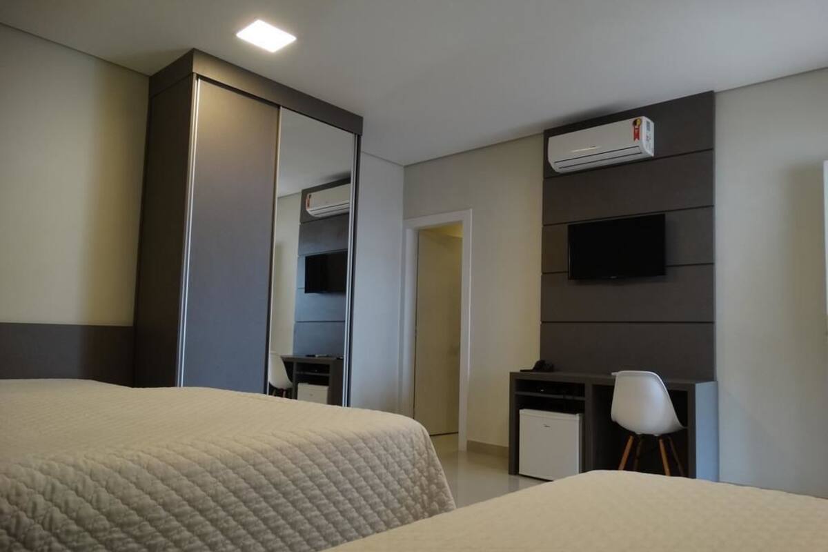 Minibar, caja de seguridad en la habitación y escritorio 