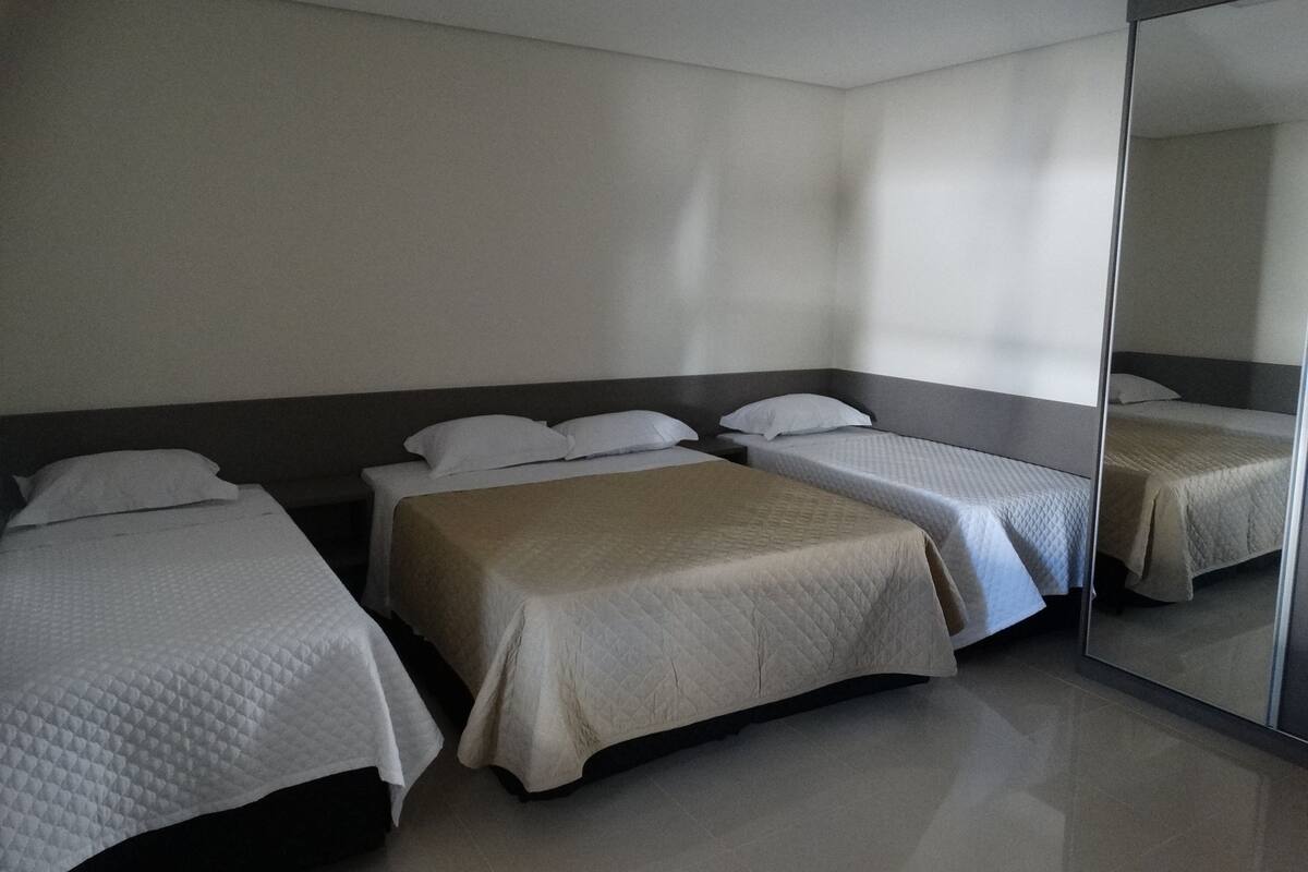Minibar, caja de seguridad en la habitación y escritorio 