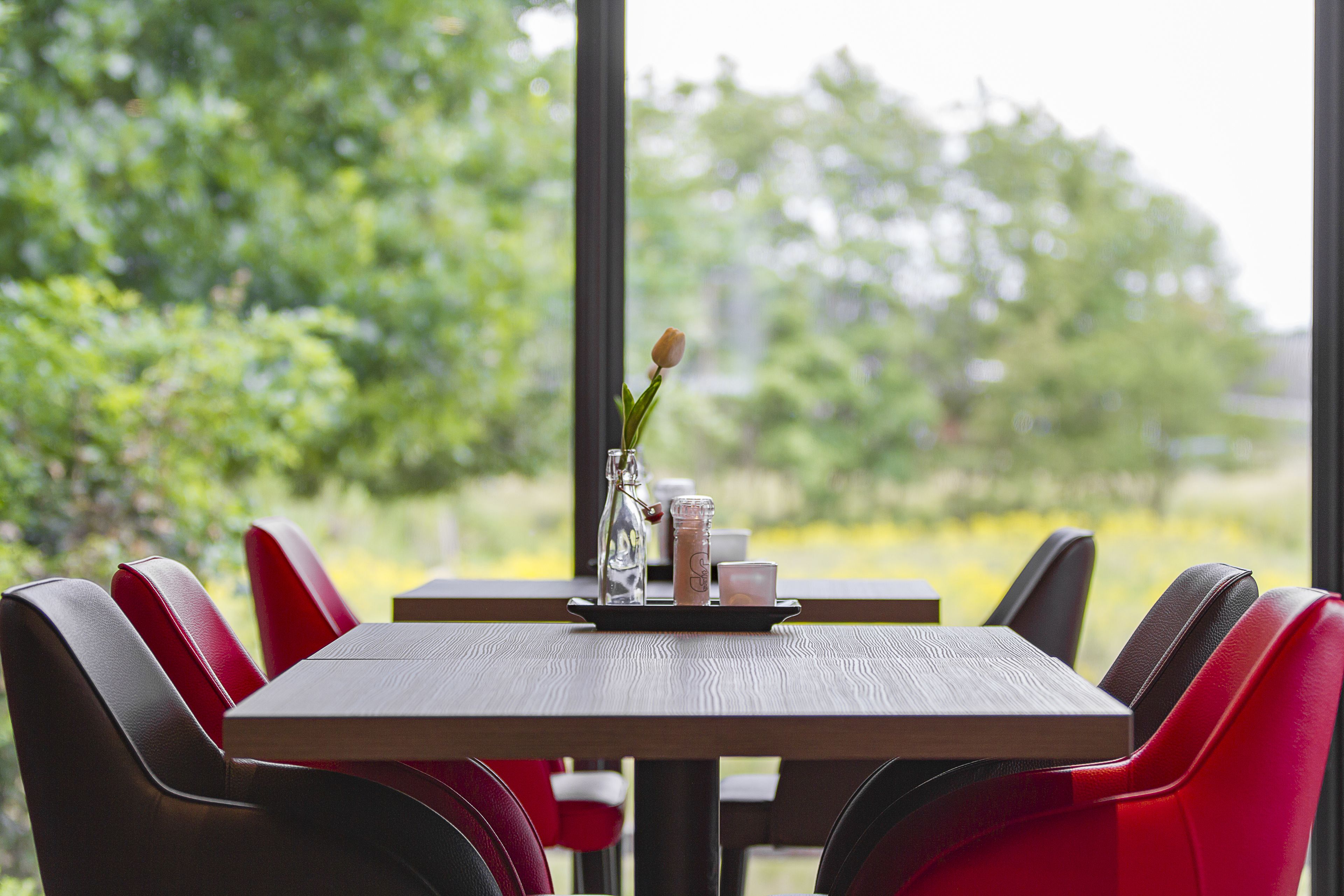 breakfast, lunch, dinner served; international cuisine