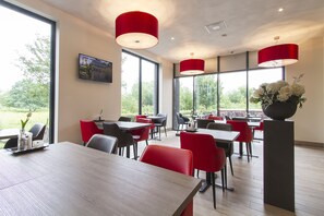 Breakfast, lunch, dinner served; international cuisine 