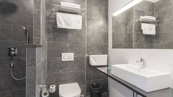 Deluxe Twin kamer | Badkamer | Een douche, gratis toiletartikelen, een haardroger, handdoeken