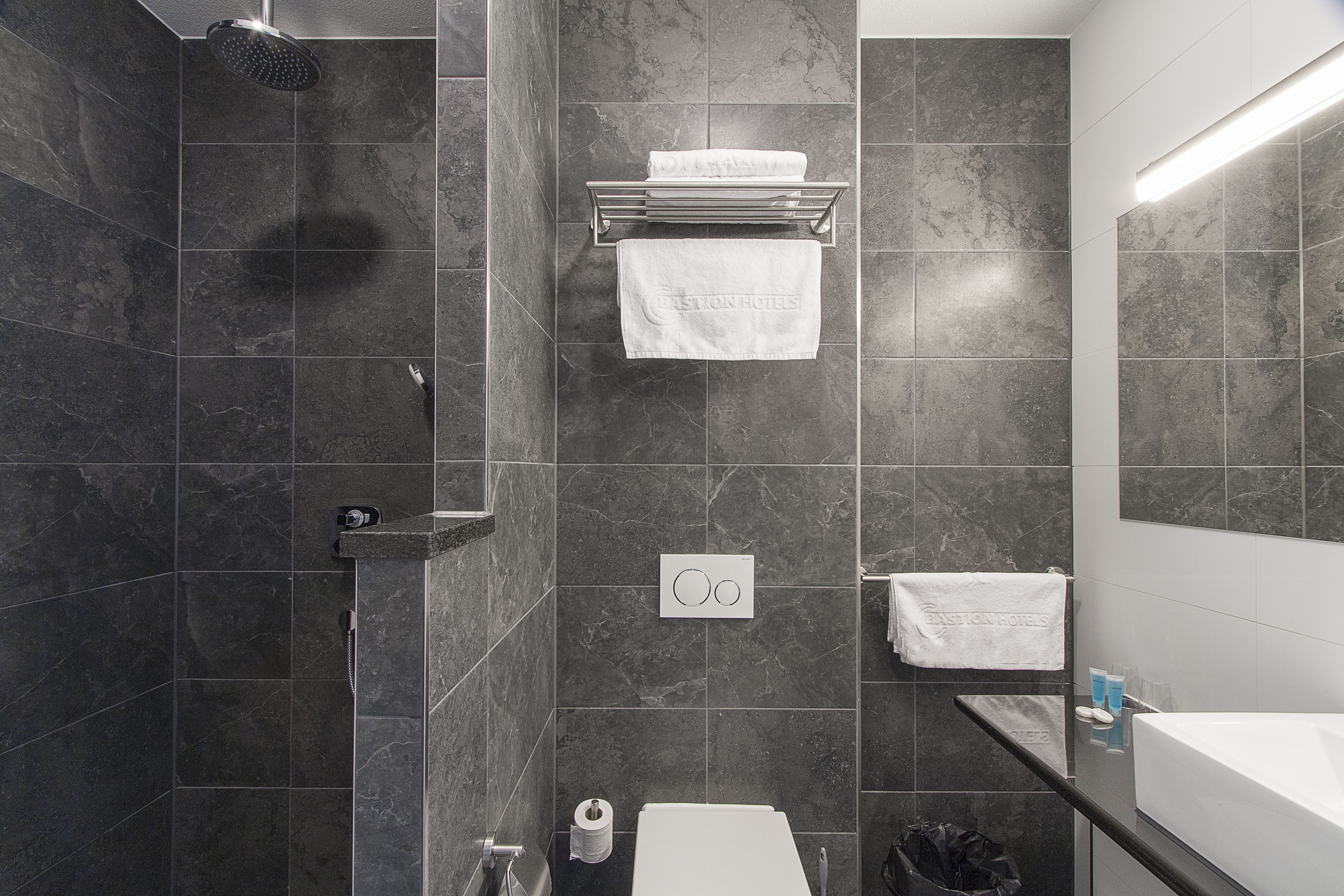 deluxe twin room | bathroom | shower, free toiletries, hair dryer, towels
