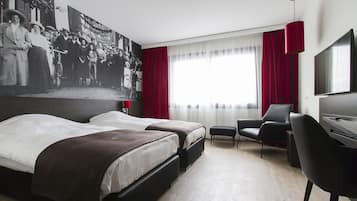 Caja de seguridad en la habitación y escritorio