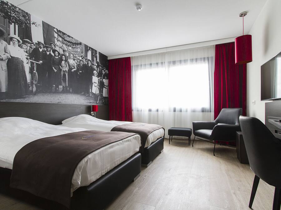 Tvåbäddsrum Deluxe | Värdeförvaringsskåp på rummet, skrivbord och ljudisolering