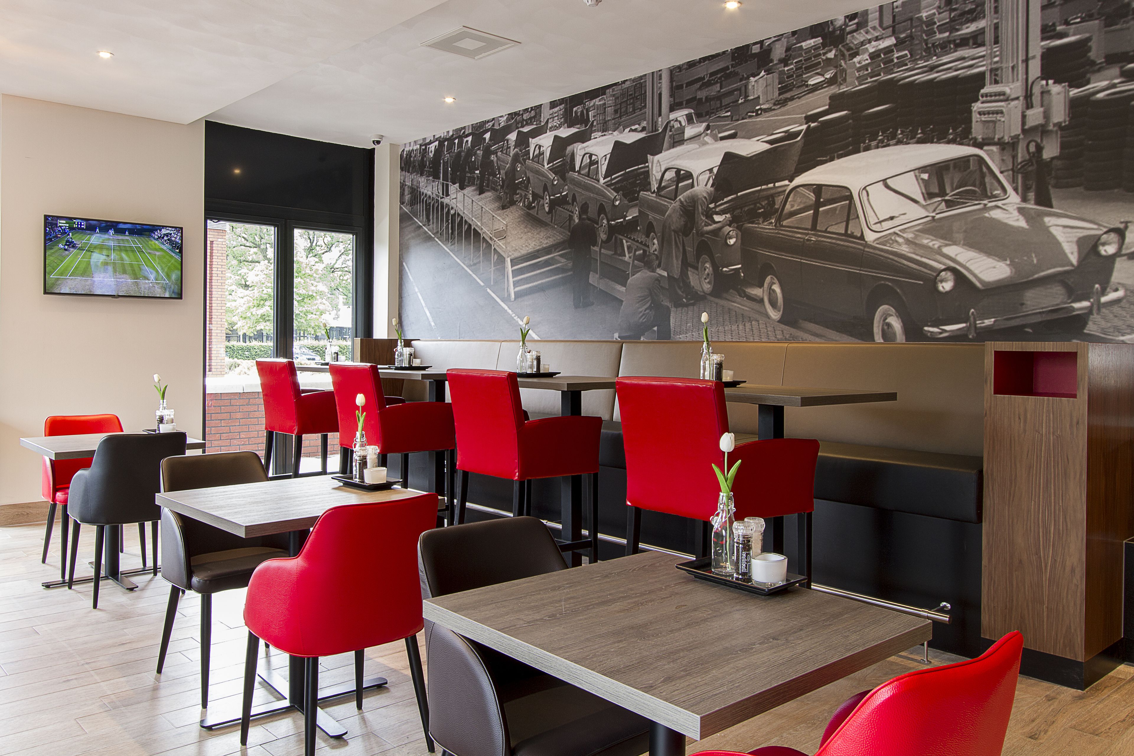 breakfast, lunch, dinner served; international cuisine