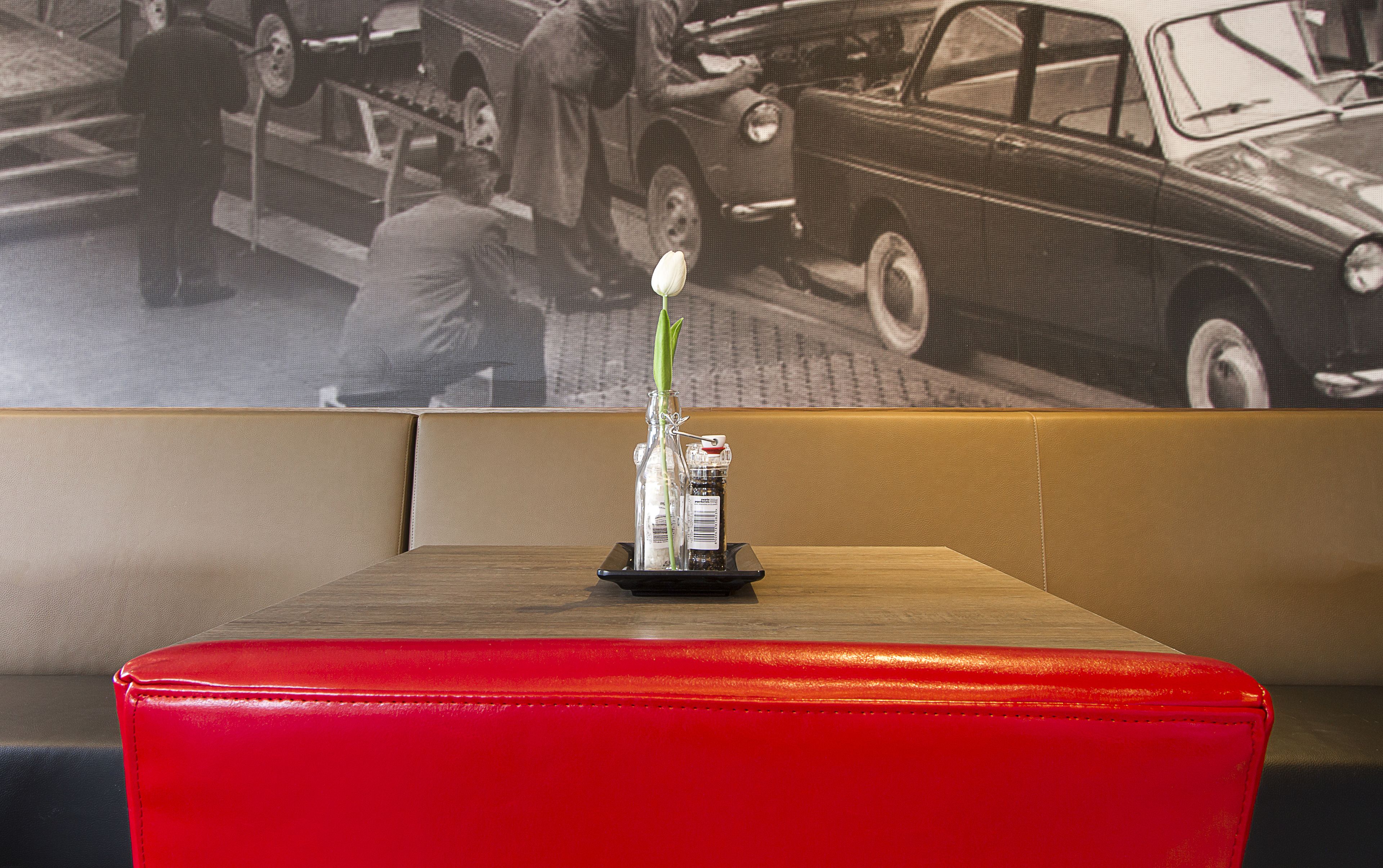 breakfast, lunch, dinner served; international cuisine