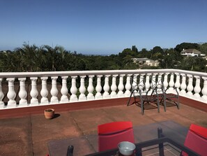 Twin Room with View | Een kluis op de kamer, individueel gedecoreerd