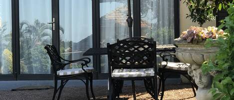 Business Studio Suite | In-room safe, individually decorated, iron/ironing board, WiFi