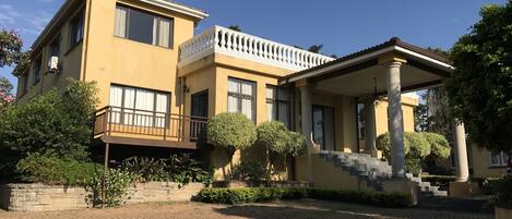 Vista frontal de la propiedad