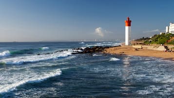 En la playa, arena blanca, sombrillas, toallas de playa