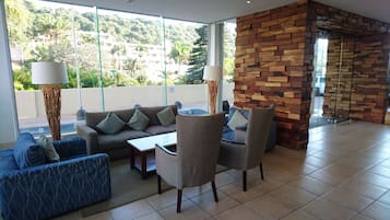 Área de estar no saguão