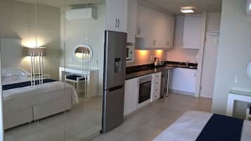 414 Luxury Studio Apartment | Cozinha privada | Geladeira grande, micro-ondas, fogão, cooktop