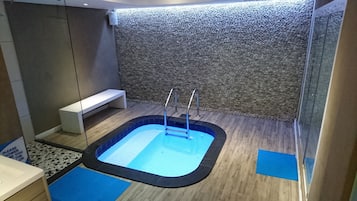 雙人療程室、三溫暖烤箱、浴缸、蒸氣室、美體療程、水療