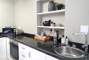 Suite, vue sur la piscine | Cuisine privée | Réfrigérateur grande capacité avec congélateur, four à micro-ondes