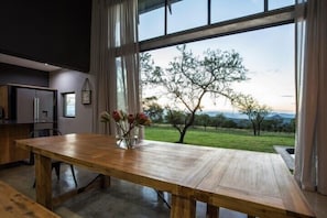 Exclusive House, 2 Bedrooms, Mountain View, Mountainside | In-room dining