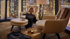 Egyptian cotton sheets, premium bedding, down duvets, minibar - Viceroy Chicago (Chicago)