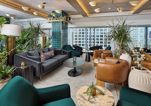 Serveert ontbijt, diner en brunch