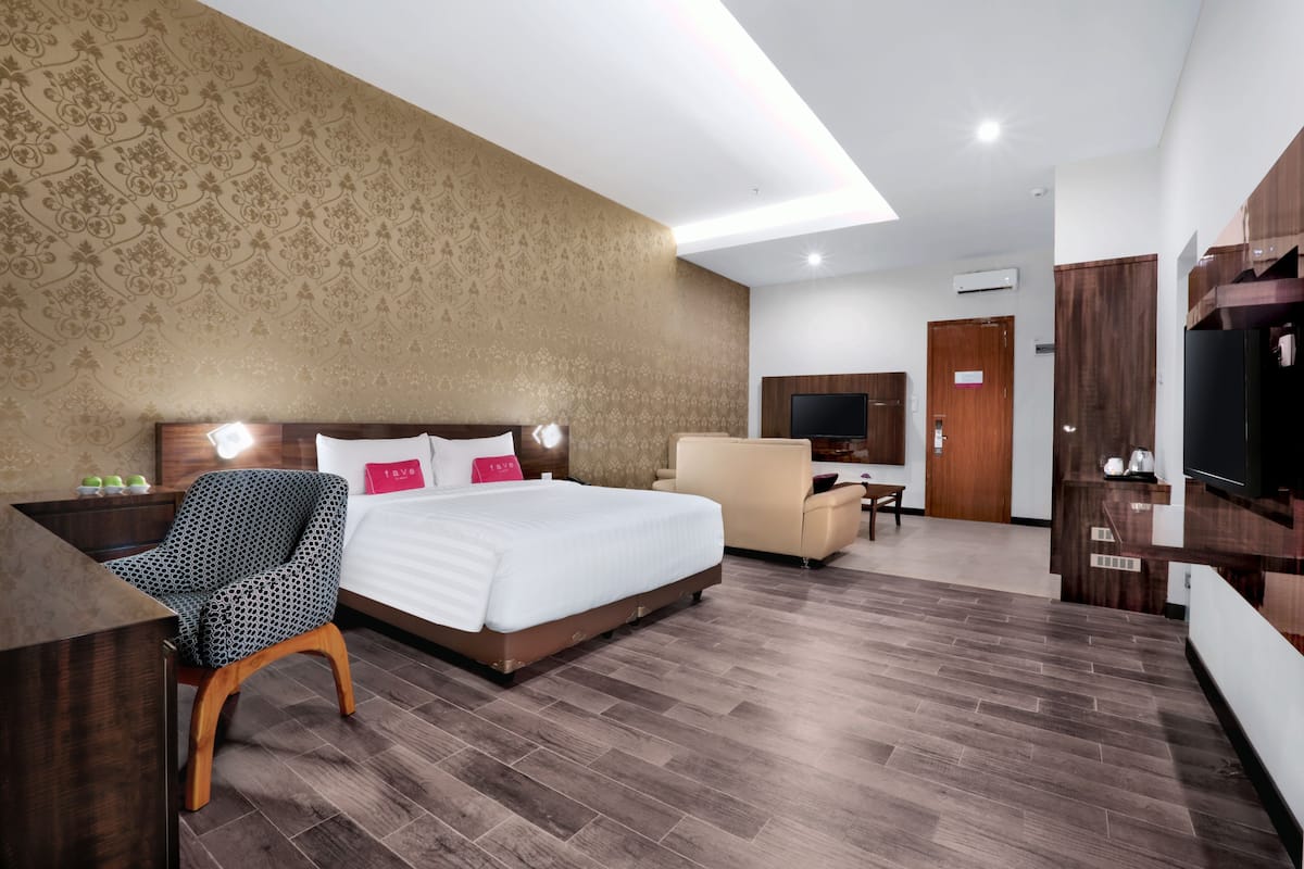junior suite | in-room safe, desk, soundproofing, free wifi