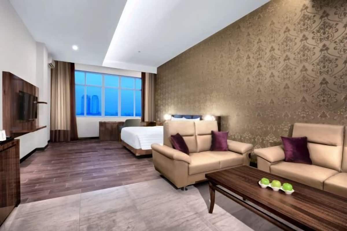 In-room safe, desk, soundproofing, free WiFi