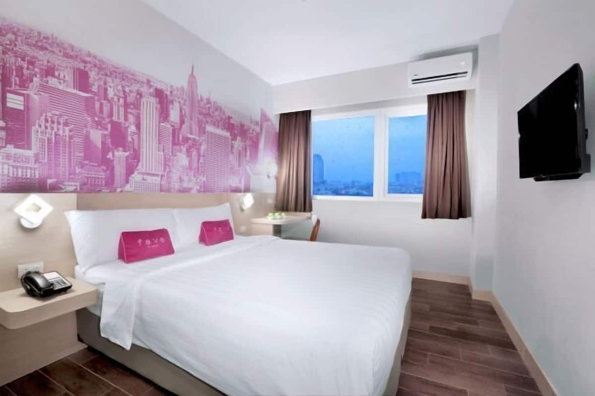 In-room safe, desk, soundproofing, free WiFi