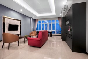 Suite | Zona de estar | Televisión LED de 32 pulgadas con canales por satélite, una televisión
