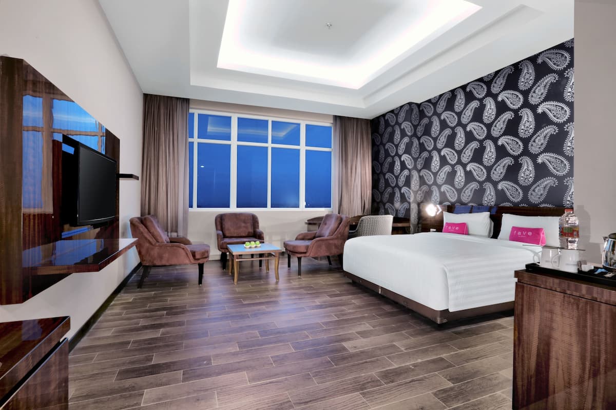 Suite | In-room safe, desk, soundproofing, free WiFi