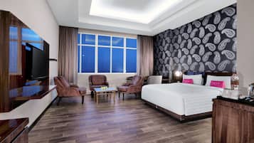 Suite | In-room safe, desk, soundproofing, free WiFi
