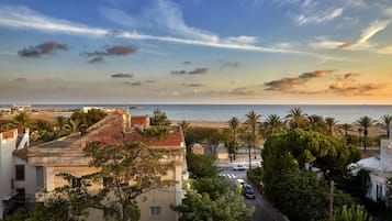 Una playa cerca, arena blanca, sillas reclinables de playa, sombrillas