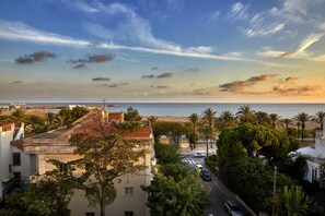 Ubicación cercana a la playa, arena blanca, tumbonas y sombrillas